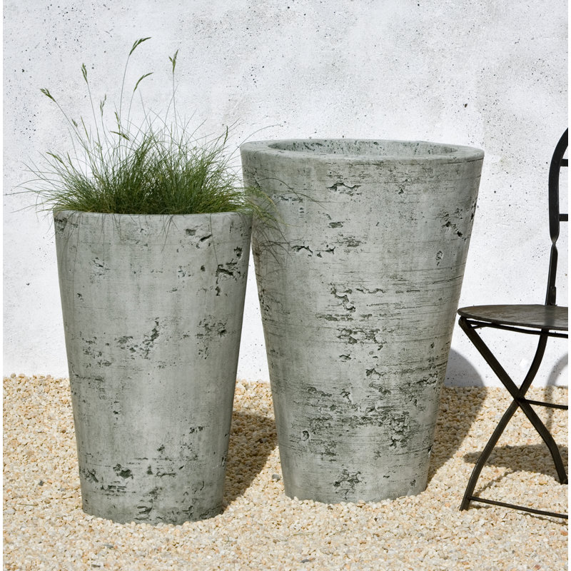 Pot de fleurs en pierre moulée Saguaro, Pierre alpine, H 25 po x l 15,5 po x P 15,5 po