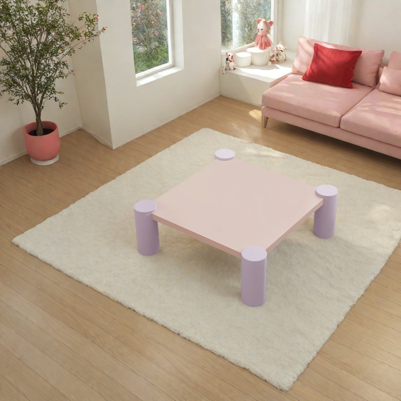 Une table basse avec un agencement de couleurs de Dopamine, Rose, Mauve