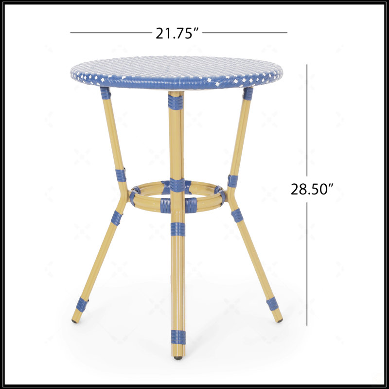 Ensemble d'extérieur français avec des matériaux durables et un design élégant