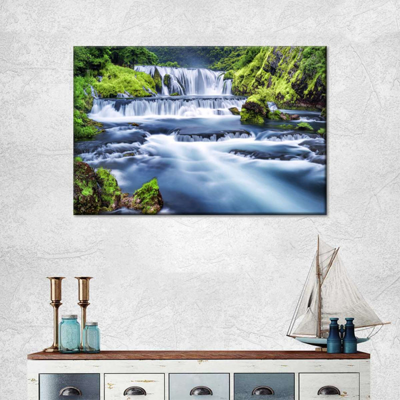 «Beautiful Waterfall», reproduction sur toile, H 32 po x l 48 po x P 1,25 po