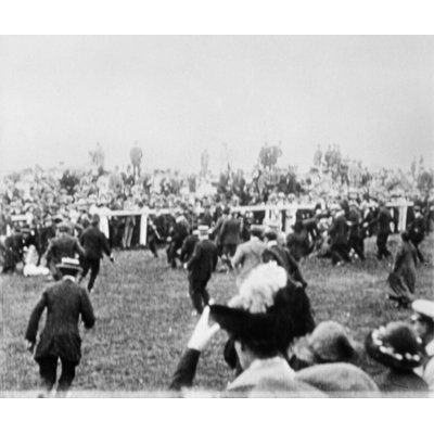 Derby des droits de la femme, 1913. Ncrowd se ruant sur la scène de l'Epsom Derby Moments After Militant Suffragette Emily