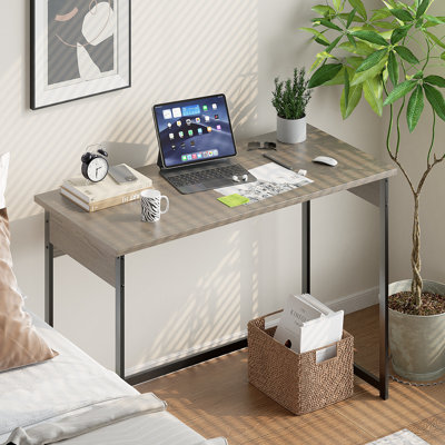Bureau d'ordinateur moderne et simple avec structure en métal robuste, poste de travail pour adultes
