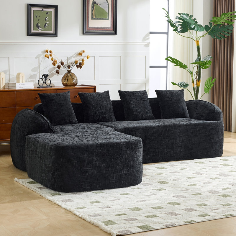 Canapé en chenille compressée en forme de L qui s'agence bien avec n'importe quel salon. Il est doté d'une éponge hautement élastique pour une assise confortable, d'accoudoirs courbés et de quatre coussins décoratifs