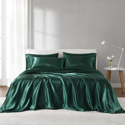 Draps de luxe en satin pour grand lit - froissé. Convient aux matelas de 16 po. Comprend 1 drap plat et 4 taies d'oreiller ajustées. Texture soyeuse et fine. Collection de draps 100% convenant aux matelas jusqu'à 16 po. Contient