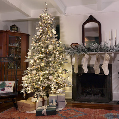 Arbre de Noël artificiel enneigé 9 pi avec lumières DEL blanc chaud Fraser Hill Farm Farm