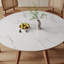 Table d'appoint simple et petit appartement-106445711