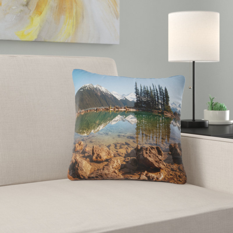 Magnifique lac transparent avec des pins - coussin à imprimé paysage, 16 po x 16 po, Coussin décoratif