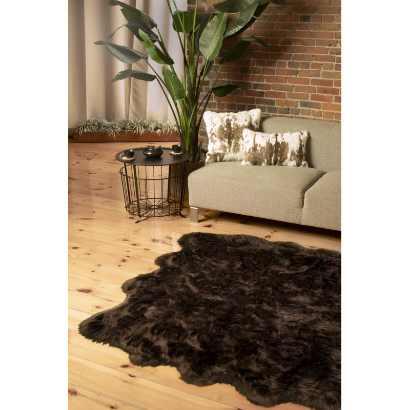 Tapis brun foncé fabriqué à la main en peau de mouton de 7 pi x 6 pi Rintje