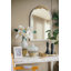 Miroir mural orné de style champêtre français avec écusson floral doré et cadre blanc vieilli pour le décor de la chambre à coucher
