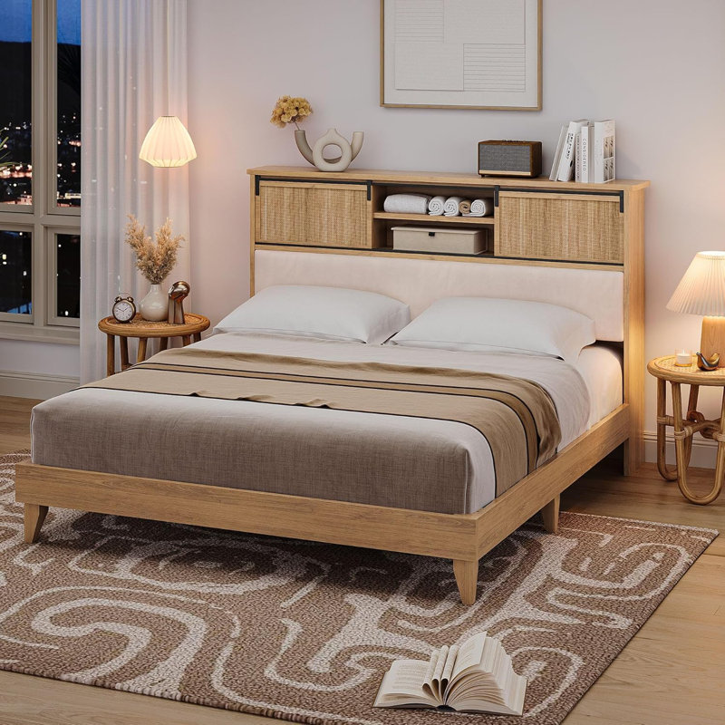 Structure de lit très grand en rotin avec tête de lit et tablettes de rangement, base de lit en rotin très grand Boho, base de lit en bois massif avec tablette à porte coulissante