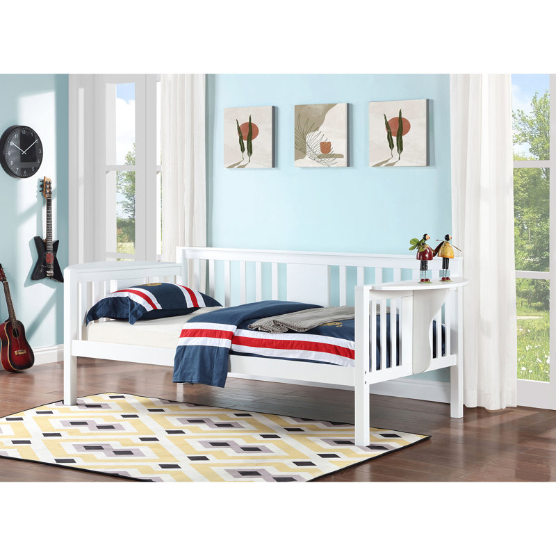 Lit de jour simple avec tables rabattables sur les accoudoirs, finition épurée et accents de lattes verticales, idéal pour les salles polyvalentes, table de durabilité en bois d'ingénierie, profil contemporain, conception à lattes relaxante,