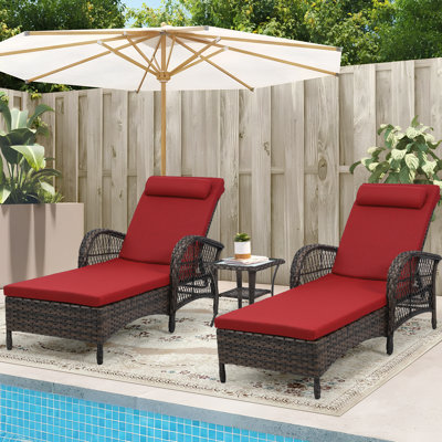 Ensemble de chaises longues d'extérieur en osier 3 pièces avec table d'appoint, chaise longue inclinable pour bronzer en rotin toutes saisons avec dossier réglable à 6 positions, accoudoirs et oreiller, rouge