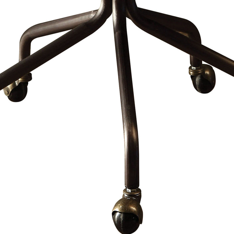 Élégant fauteuil de bureau vintage en cuir pleine fleur et garniture cloutée raffinée. Un revêtement de style envoûtant.