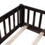 Lit plateforme au sol avec garde-corps et porte-812468296-811018462