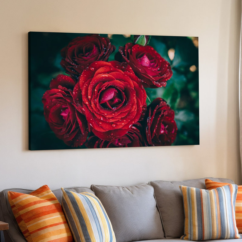 Toile, composition de gros plan de roses rouges éclatantes et de leurs pétales d'art, H 20 po x l 30 po