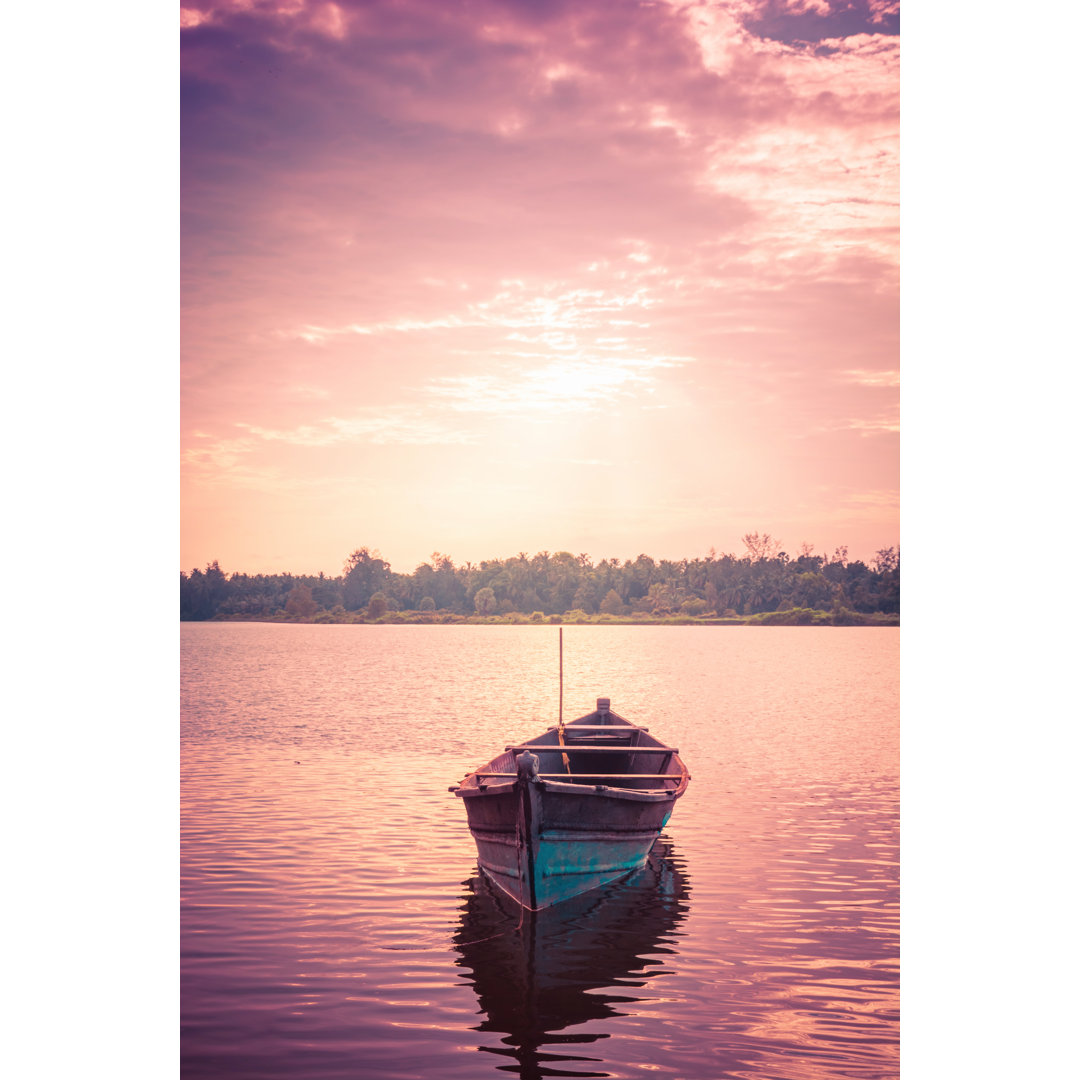 Kanu im See bei Sonnenuntergang von Focusphotoart - Kunstdrucke ohne Rahmen auf Leinwand