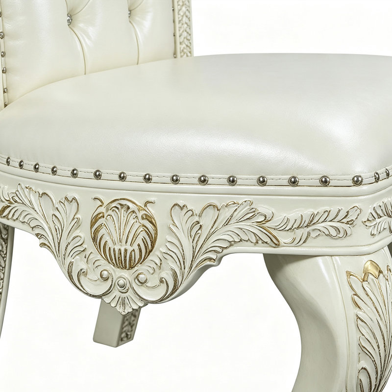 Chaise de salle à manger capitonnée en similicuir sculpté orné