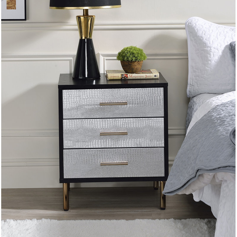 Table de chevet glamour à une pièce avec trois tiroirs, avec des motifs exquis et des pieds élégants pour un décor intérieur chic.
