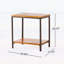 Table d'appoint rustique urbaine avec pieds robustes en bois dur et en fer, dotée d'une tablette inférieure pour un rangement supplémentaire.
