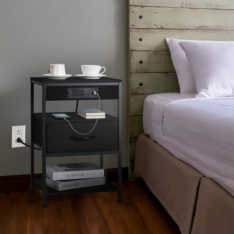 Table de chevet noire avec station de charge, table de bout avec tiroir en tissu et tablettes ouvertes, table d'appoint