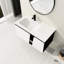 Meuble-lavabo de salle de bain avec lavabo en céramique et porte à fermeture en douceur. Fixé au mur. Apparence moderne. Rangement spacieux. Contreplaqué de qualité. Style blanc et noir. Couleur