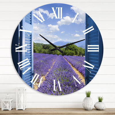 Lavande champ à travers bleu ouvert fenêtre de chalet - horloge murale de ferme