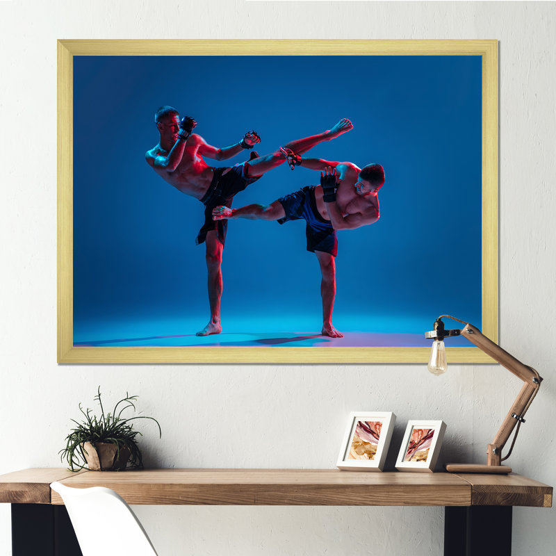 «Two Mma Fighters Boxing I» sur toile, Cadre doré simple, H 24 po x l 32 po x P 1 po