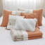 6 pièces de courtepointe en coton corail, grand / grand, avec coussins décoratifs en satin pour la chambre à coucher, literie grand corail et coussins décoratifs, style-120944845-120944843