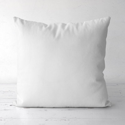 Femme et housse de coussin carrée dorée