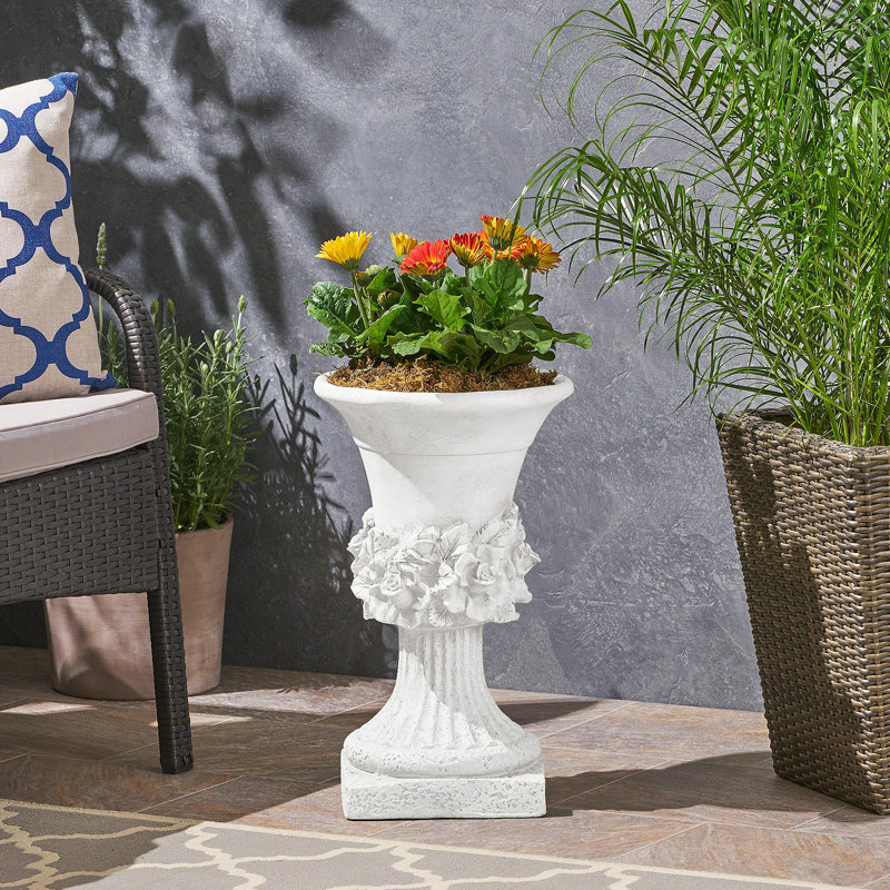 Urne de jardin polyvalente en béton pour rehausser votre espace extérieur