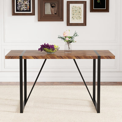 Table de salle à manger contemporaine texturée avec pieds en métal noir et motif en arête de poisson au design innovant