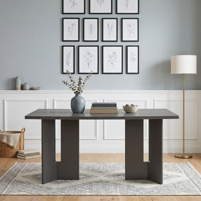 Table de salle à manger rectangulaire en bois avec pieds ajourés