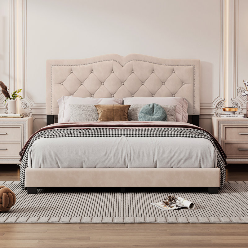 Grand lit tapissier beige, plateforme en velours moderne avec tête de lit et ornement en forme de rivet, cadre de lit en velours sans sommier, détails, fabrication, nécessaire