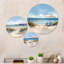 Chaises de plage roses dans un décor de plage I - Green Seascape, art mural en métal 3 pièces