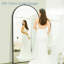 Miroir surdimensionné arqué en métal surdimensionné-570231710-538980989