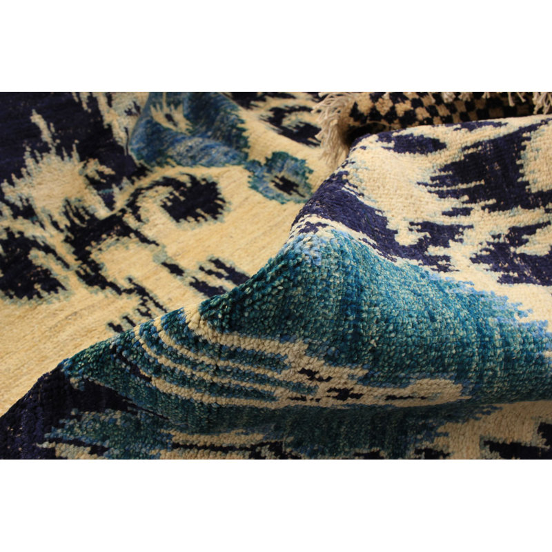 Tapis de couloir unique en laine noué à la main style Mogul bleu / noir / ivoire 5 pi 9 po x 14 pi 2 po années 2010 Quinzel