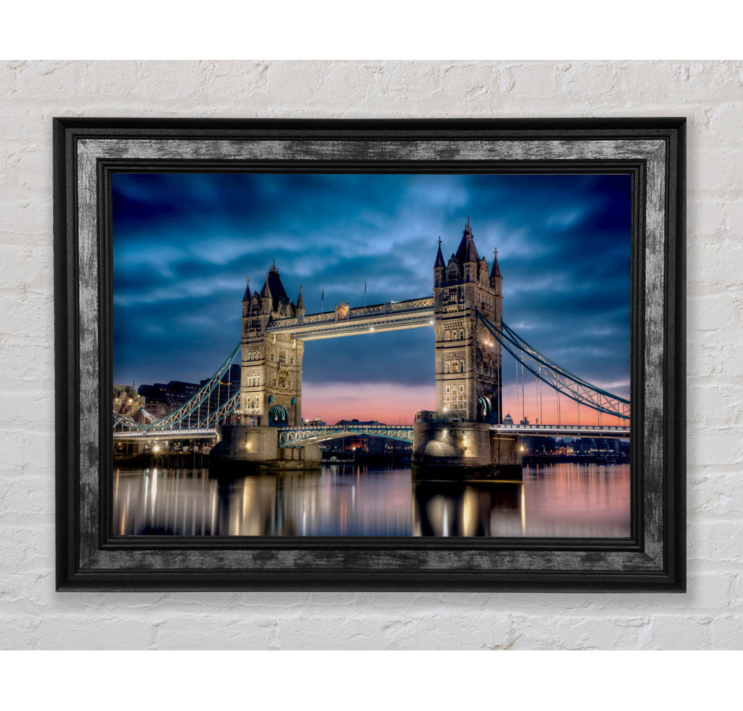 London Tower Bridge in der Abenddämmerung - Einzelne Bilderrahmen Kunstdrucke