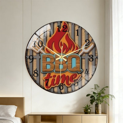 Horloge murale sur le thème du barbecue, avec cadran à motif de gril, illustration de flamme, spatule et fourchette, chiffres noirs en gras et mouvement à quartz silencieux. Décoration murale amusante, idéale pour les patios, les cuisines, les barbecues et les maisons qui aiment profiter du plein air.