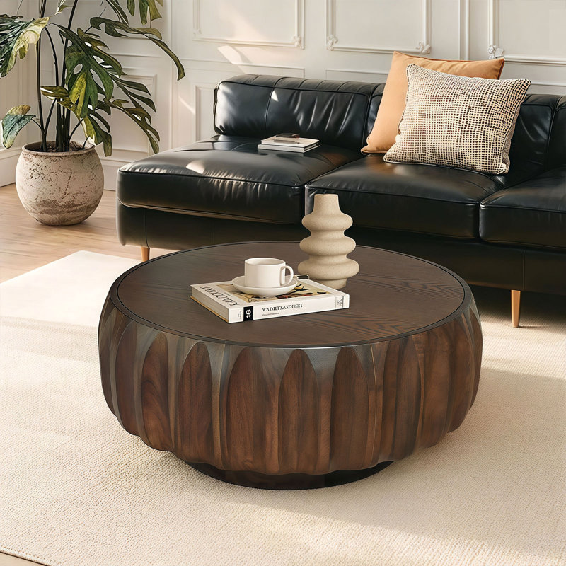 Table basse ronde en bois massif sculpté au design sculptural élégant