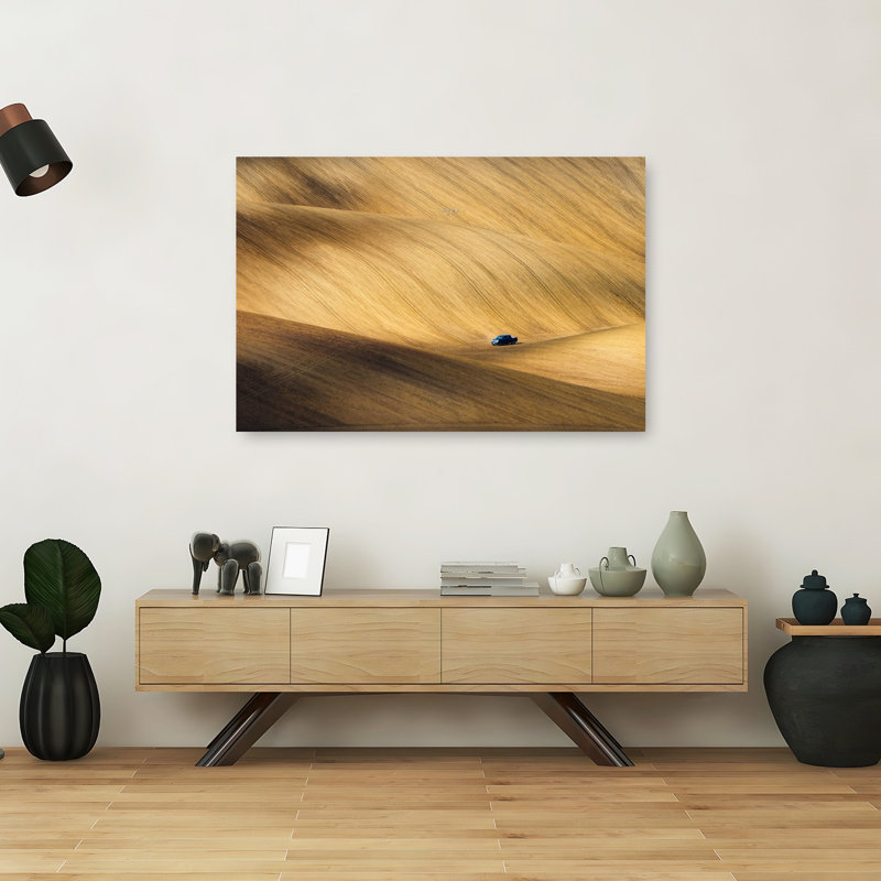 Affiche murale minimaliste représentant un camion solitaire dans un paysage paisible et serein, inspiré par la nature, avec des champs ondulés.