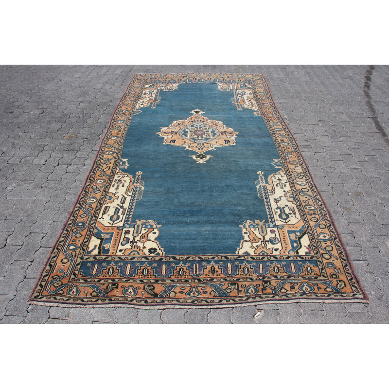 Tapis turc rétro avec des motifs complexes dans des tons chauds parfaits pour la décoration intérieure