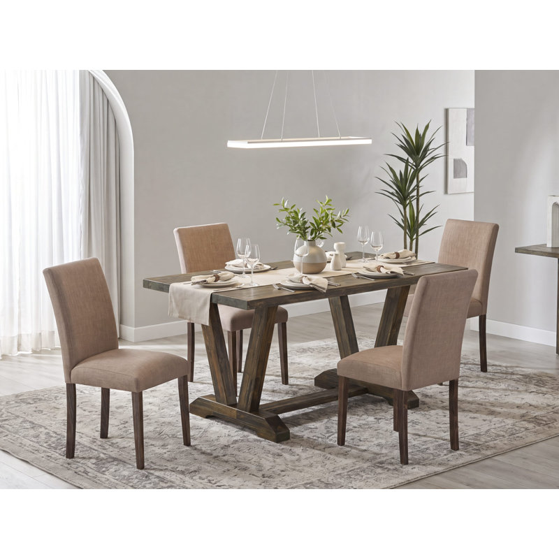 Cet ensemble de salle à manger 5 pièces comprend une table en bois blanc lin (blanc cassé) et 4 chaises Parson en tissu de sable sable clair - finition jacobine vieillie
