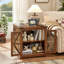 Table de bout - Grande table d'appoint avec station de charge, porte de grange en verre, tablette en bois réglable, table de chevet carrée pour le salon, la chambre à coucher et le bureau, brun