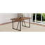 Une table de salle à manger rectangulaire rétro minimaliste avec un dessus spécialement texturé et des pieds en métal noir. Plateau de table contemporain en bois aggloméré minimaliste en bois foncé texturé. Capable de donner aux gens une beauté visuelle.