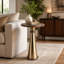 Table d'appoint moderne en métal avec plateau en pierre et base conique, idéale pour un coin lecture - Table d'appoint contemporaine au profil étroit pour le salon - 63,5 cm, couleur or et beige