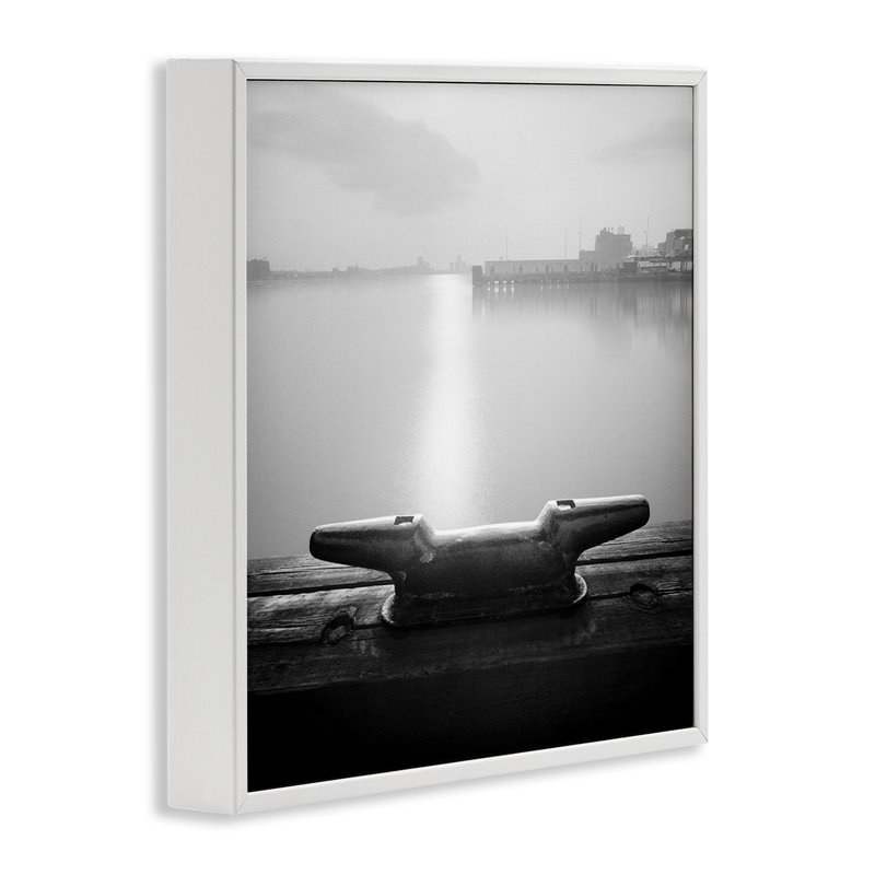 «Dockside Boat View», art de la giclée encadrée par Chip Forelli, Giclée encadrée blanc bord de mer, H 17 po x l 17 po