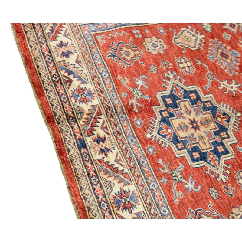 Tapis unique rouge, ivoire et bleu de 4 pi 11 po x 6 pi 7 po