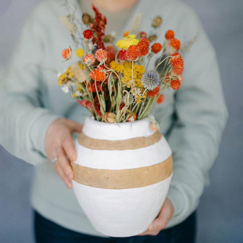 Conception simple avec vase à rayures