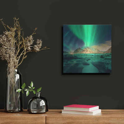 «Aurora Over Snowy Mountains» par Luxe