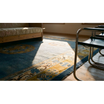 Tapis bleu antique à motif géométrique en laine noué à la main des années 1930